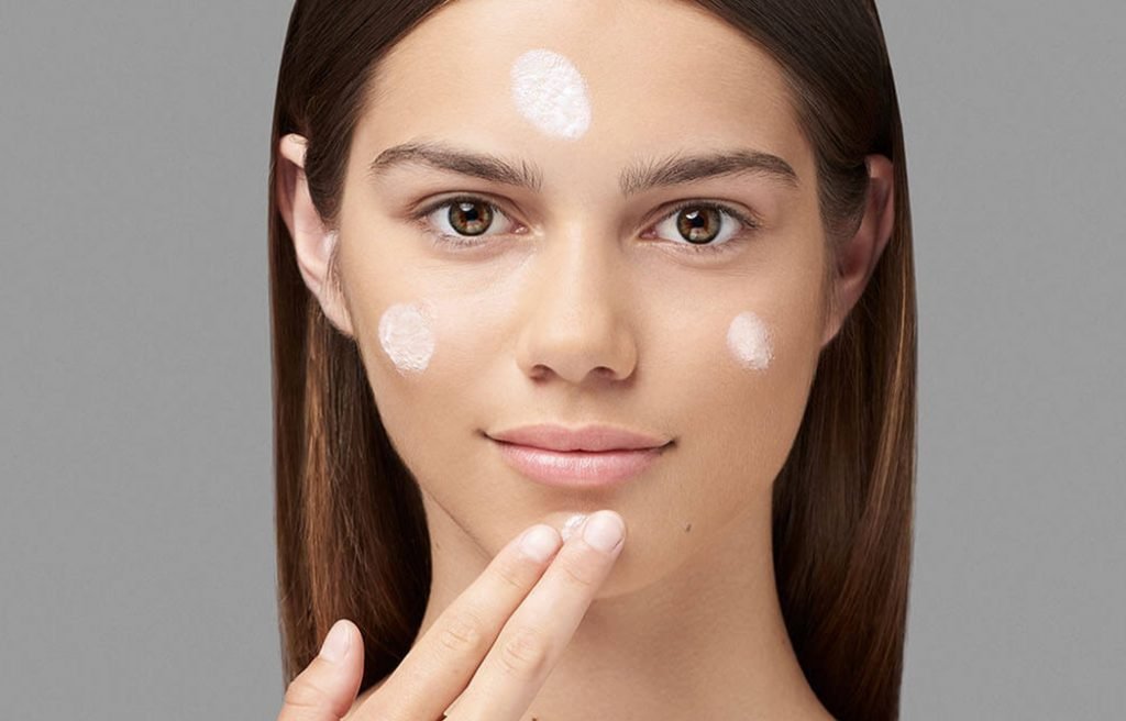 La bonne façon d&rsquo;utiliser une crème de soin pour le visage